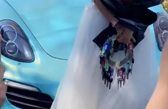 肖战被网红求婚97天，女方穿婚纱手捧玫瑰，拿30把车钥匙炫富