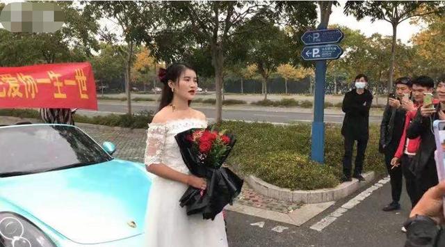 肖战被网红求婚97天，女方穿婚纱手捧玫瑰，拿30把车钥匙炫富