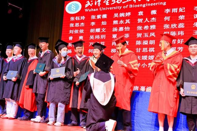 在一起的第1314天，武汉大学生在毕业典礼上成功求婚