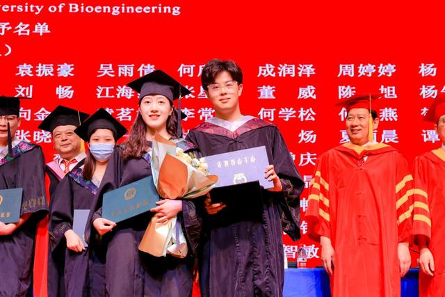 在一起的第1314天，武汉大学生在毕业典礼上成功求婚