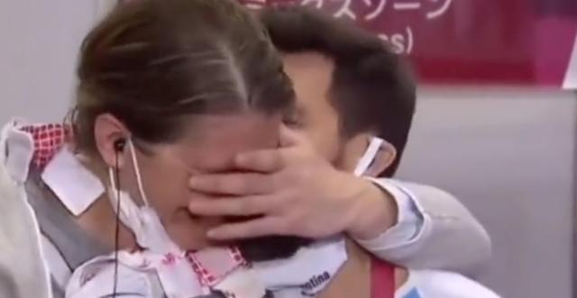 在奥运会现场求婚！击剑教练向美女徒弟跪地表白，镜头前热吻好甜