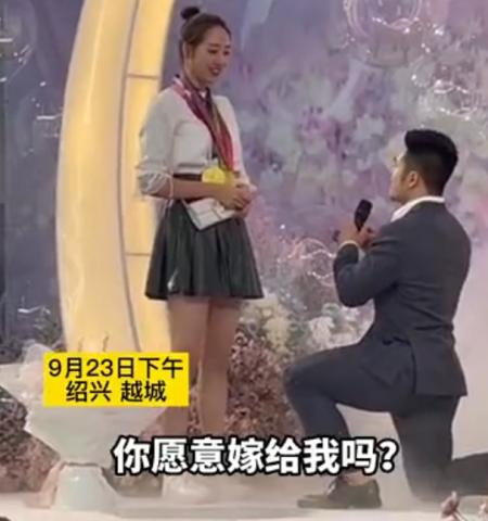 奥运冠军石智勇向女友跪地求婚，成功后两人甜蜜拥吻，场面超浪漫