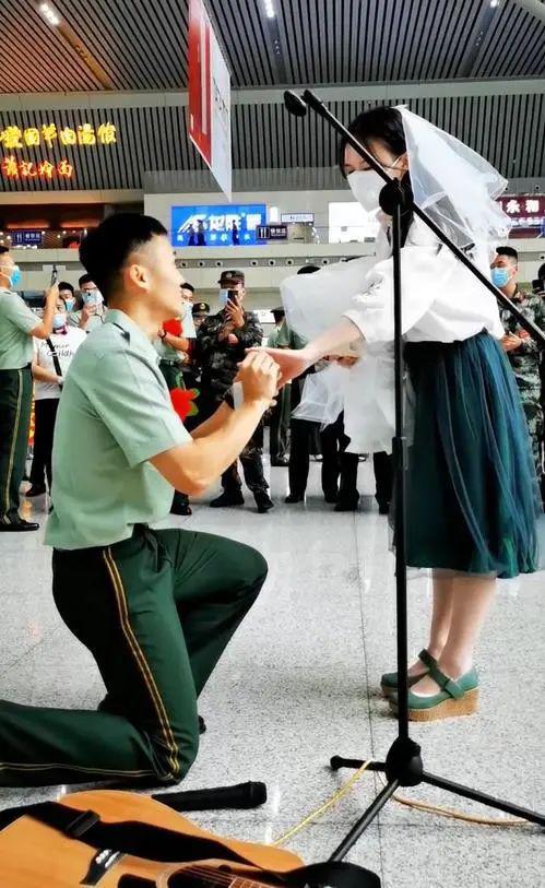 高甜！女友等待8年，退伍武警战士郑州东站现场求婚