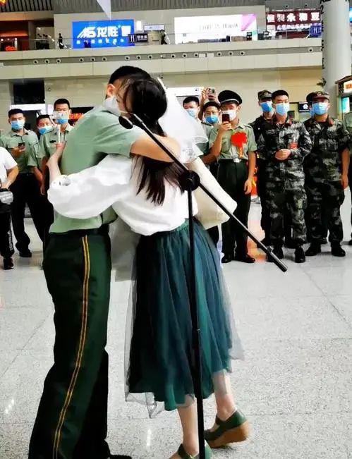 高甜！女友等待8年，退伍武警战士郑州东站现场求婚