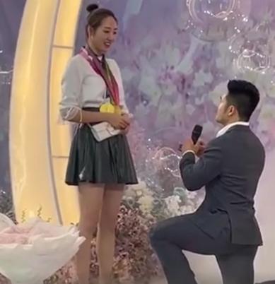 恭喜！奥运冠军石智勇求婚成功，用3块金牌做信物，女方颜值太高
