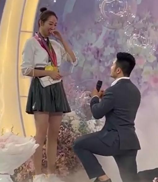 恭喜！奥运冠军石智勇求婚成功，用3块金牌做信物，女方颜值太高