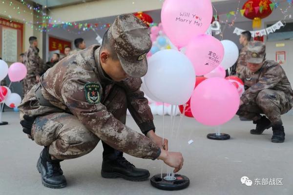 陆军上士向武警退役女兵求婚，超甜